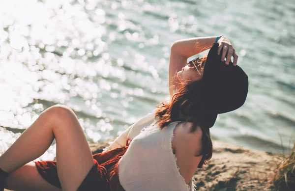 Menina de estilo na praia durante o pôr do sol — Fotografia de Stock