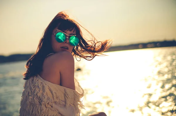 Menina de estilo na praia durante o pôr do sol — Fotografia de Stock