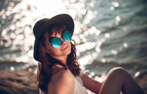 Gestileerde meisje op het strand tijdens zonsondergang — Stockfoto