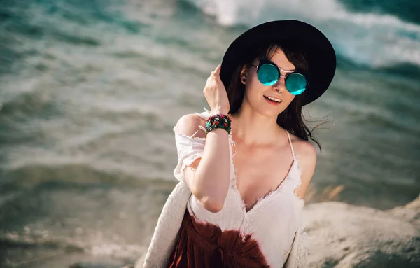 在海滩上，波西米亚风时尚风格的嬉皮女孩 — 图库照片