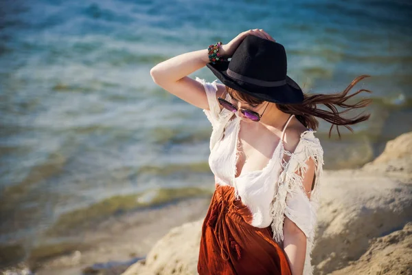 Styled hippie girl at the beach, boho fashion — Stock Photo, Image