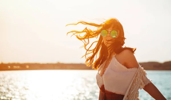 Chica hippie con estilo en la playa, moda boho —  Fotos de Stock