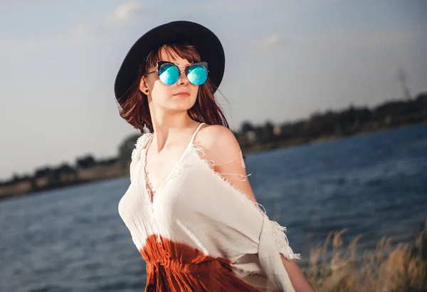 Chica hippie con estilo en la playa, moda boho —  Fotos de Stock