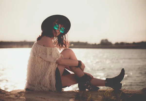 ビーチで自由奔放に生きるファッション スタイルのヒッピーの女の子 — ストック写真