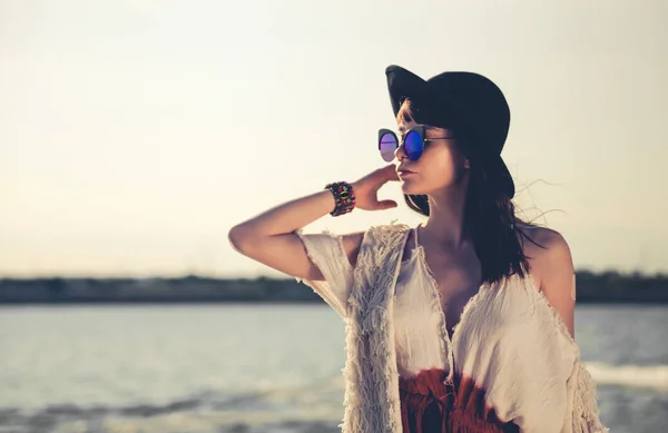 Gestileerde hippie meisje op het strand, boho fashion — Stockfoto