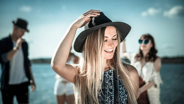 Styled hippie girl dancing at the beach with group of friends — Stock Photo, Image