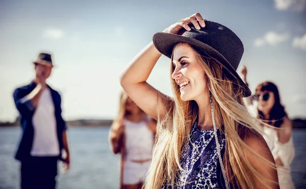 Stile hippie ragazza che balla in spiaggia con un gruppo di amici — Foto Stock