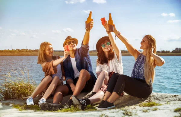 Meg szórakoztunk, és ivott a strandon, a pozitív hangulat — Stock Fotó