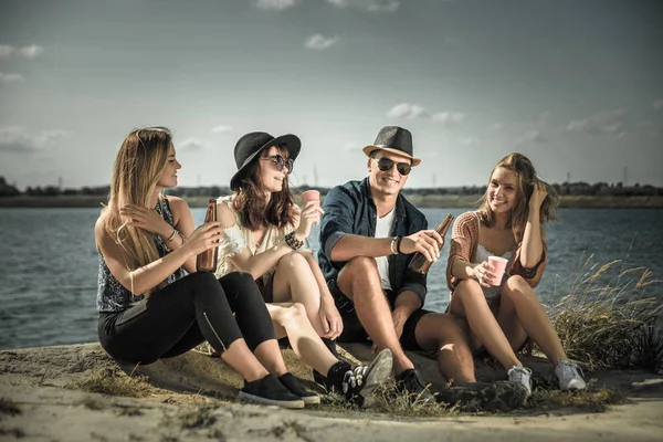 Amis s'amuser et boire à la plage, humeur positive — Photo