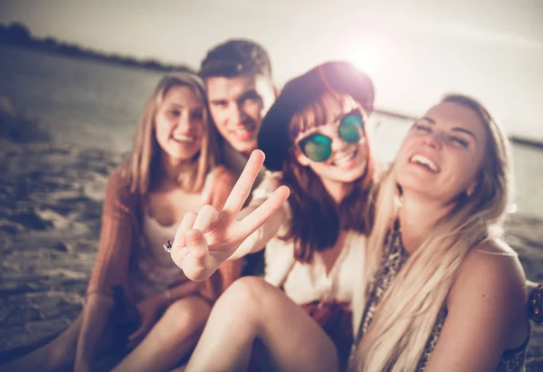 Amigos se divertindo e curtindo festival de praia, conceito de juventude — Fotografia de Stock