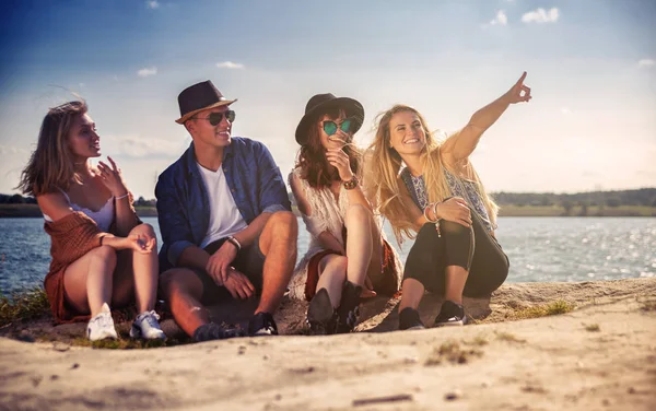 Друзья веселятся на пляже в солнечный день, позитивное настроение — стоковое фото