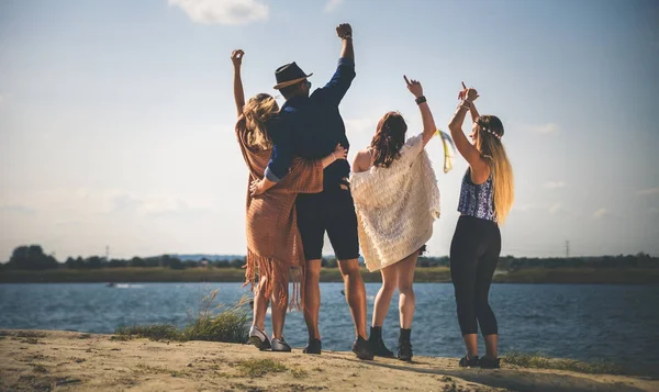 Friends having fun at the beach on sunny day, positive mood — Stock Photo, Image