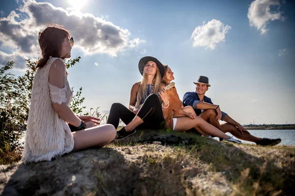 Friends partying at the beach playing ukulele, positive mood — Stock Photo, Image