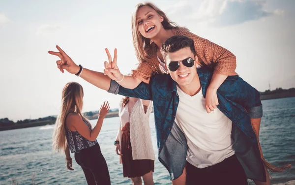 Groupe d'amis s'amuser à la plage — Photo