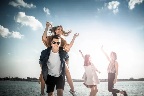 Groupe d'amis s'amuser à la plage — Photo