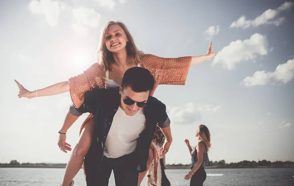 Groupe d'amis s'amuser à la plage — Photo