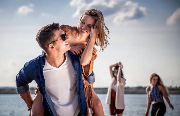 Vriendengroep die plezier hebben op het strand — Stockfoto