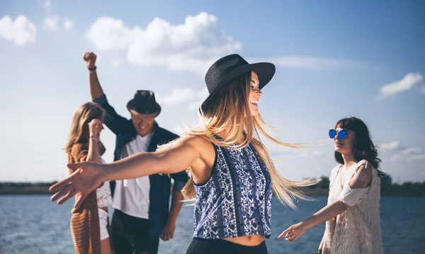 Groupe d'amis dansant et célébrant sur la plage, fête boho — Photo