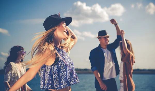 Група друзів танцює і святкує на пляжі, вечірка Бохо — стокове фото