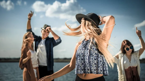 Group of friends dancing and celebrating on beach, boho party — Stock Photo, Image