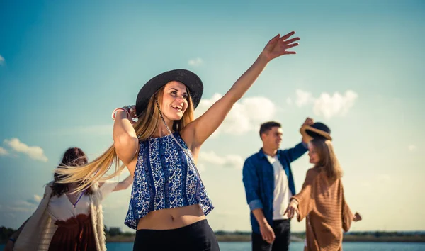 Groupe d'amis dansant et célébrant sur la plage, fête boho — Photo