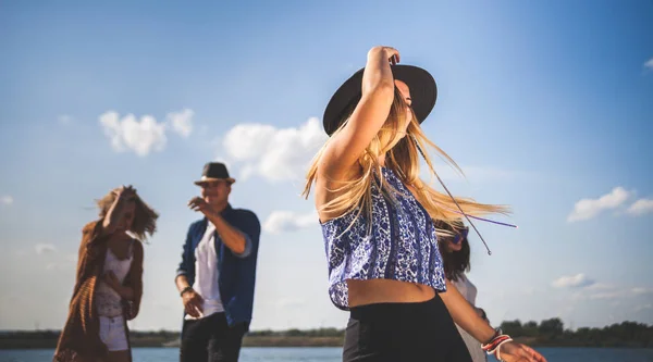 Gruppo di amici che ballano e festeggiano sulla spiaggia, festa boho — Foto Stock