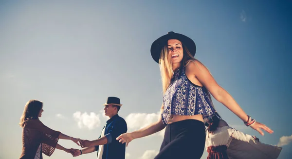 Grupo de amigos bailando y celebrando en la playa, fiesta boho —  Fotos de Stock