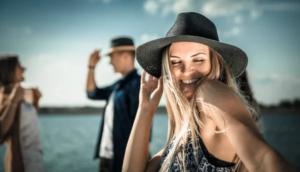 Grupo de amigos bailando y celebrando en la playa, fiesta boho — Foto de Stock