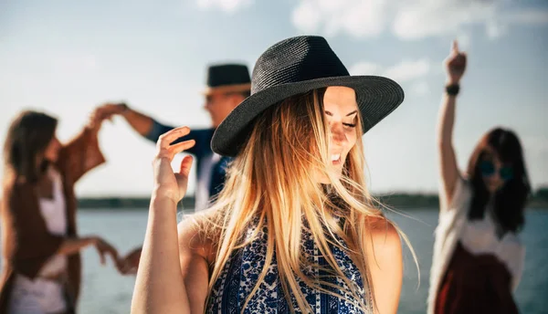 Groupe d'amis dansant et célébrant sur la plage, fête boho — Photo