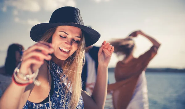 Gruppo di amici che ballano e festeggiano sulla spiaggia, festa boho — Foto Stock