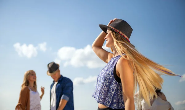 Gruppo di amici che ballano e festeggiano sulla spiaggia, festa boho — Foto Stock