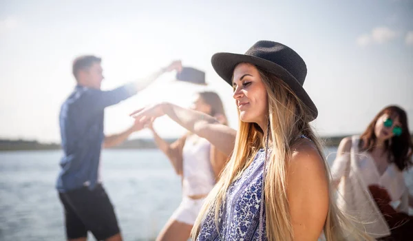 Gruppo di amici che ballano e festeggiano sulla spiaggia, festa boho — Foto Stock