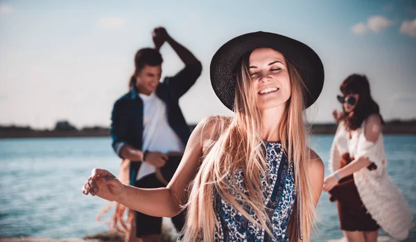 Grupo de amigos bailando y celebrando en la playa, fiesta boho —  Fotos de Stock