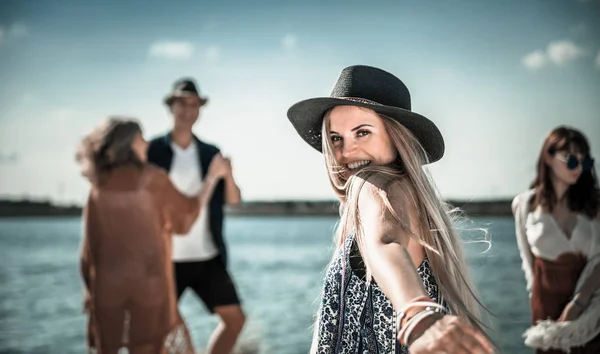 Group of friends dancing and celebrating on beach, boho party — Stock Photo, Image