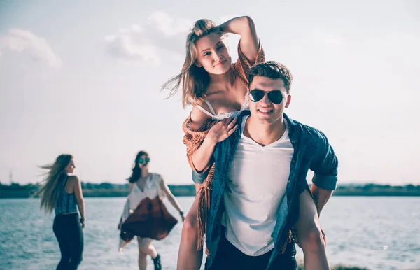 Groupe d'amis dansant et célébrant sur la plage, fête boho — Photo