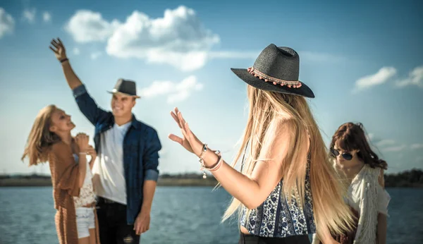 Groupe d'amis dansant et célébrant sur la plage, fête boho — Photo