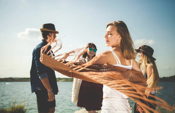 Grupo de amigos bailando y celebrando en la playa, fiesta al aire libre — Foto de Stock