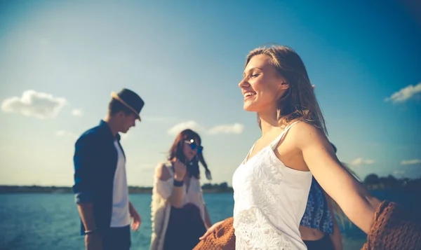 Groupe d'amis dansant et célébrant sur la plage, fête en plein air — Photo