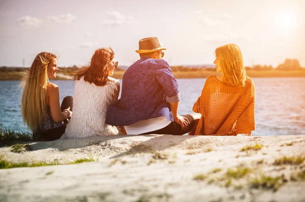 Szórakozás a strandon a napfényes nap barátok csoport — Stock Fotó