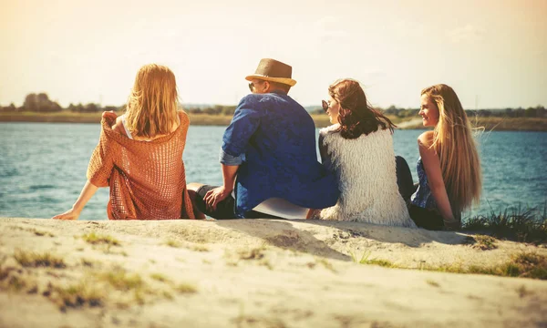 Groupe d'amis s'amuser à la plage par une journée ensoleillée — Photo