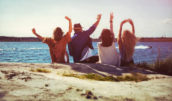 Gruppo di amici che si divertono in spiaggia nella giornata di sole — Foto Stock