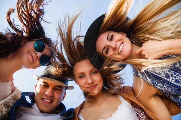 Gruppo di amici in cerchio sorridenti e divertiti — Foto Stock