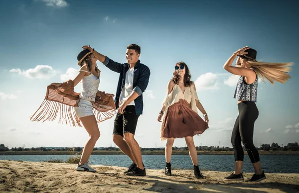 Grupa przyjaciół, zabawa i taniec na plaży — Zdjęcie stockowe