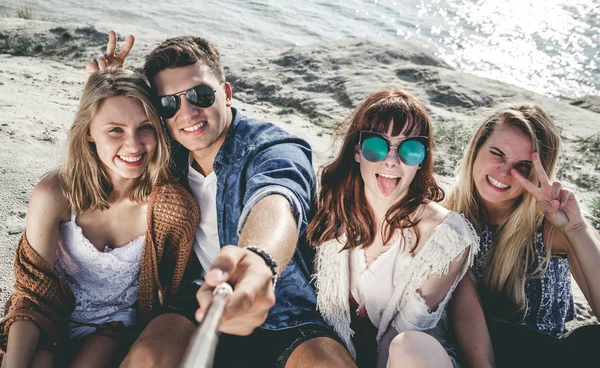 Groupe d'amis prenant autoportrait avec selfie stick, s'amuser à la plage — Photo