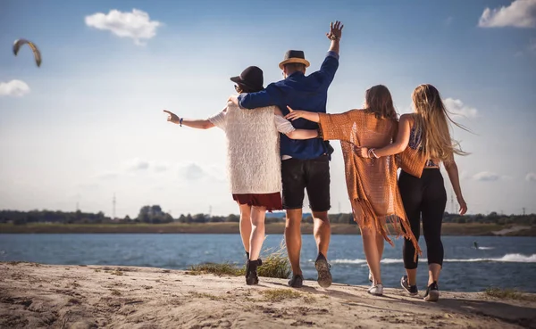 Grupa przyjaciół happy spaceru na plaży, pozytywny nastrój — Zdjęcie stockowe