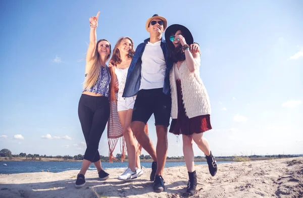 Group of happy friends walking on beach, fashion styled — Stock Photo, Image