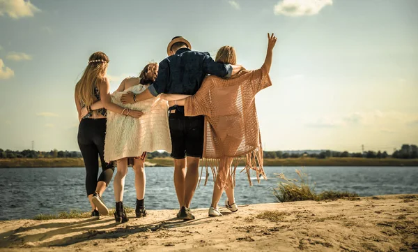 Groupe d'amis heureux marchant sur la plage, style mode — Photo