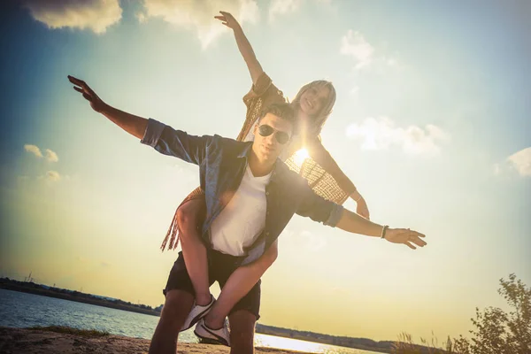 Coppia felice divertirsi all'aperto al tramonto, amore e amicizia — Foto Stock