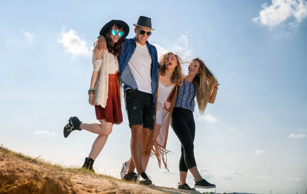 Gruppo di amici felici che camminano sulla spiaggia, alla moda — Foto Stock