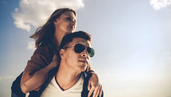 Casal feliz se divertindo ao ar livre ao pôr do sol, amor e amizade — Fotografia de Stock